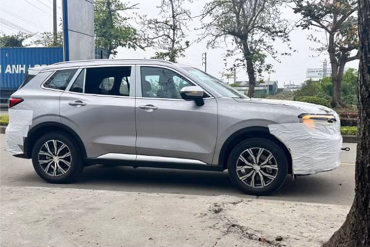 Đây có thể là đặc điểm của phiên bản tiêu chuẩn, trong khi các biến thể cao hơn có thể giữ phong cách thiết kế tương đồng với xe tại Trung Quốc để tạo sự nổi bật. Về nội thất, khoang cabin của Territory 2025 dự kiến không thay đổi nhiều.