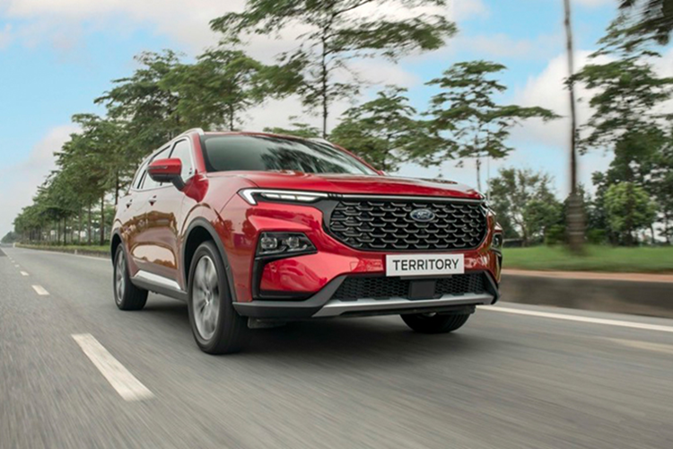 Đầu tháng 12/2024, Ford đã từng điều chỉnh giá Territory giảm 40 triệu đồng cho toàn bộ các phiên bản, đưa mẫu xe này về khoảng giá 759-889 triệu đồng. Tuy nhiên, mức giảm này chưa đủ để tạo sự bứt phá rõ rệt về doanh số.