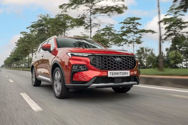 Đầu tháng 12/2024, Ford đã từng điều chỉnh giá Territory giảm 40 triệu đồng cho toàn bộ các phiên bản, đưa mẫu xe này về khoảng giá 759-889 triệu đồng. Tuy nhiên, mức giảm này chưa đủ để tạo sự bứt phá rõ rệt về doanh số.