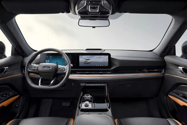 Xe vẫn duy trì phong cách thiết kế hiện đại với cụm màn hình kép 12,3 inch đặt nổi, nối liền nhau. Các trang bị tiện nghi có khả năng được giữ nguyên, do đây là bản nâng cấp giữa vòng đời chứ không phải thế hệ hoàn toàn mới.