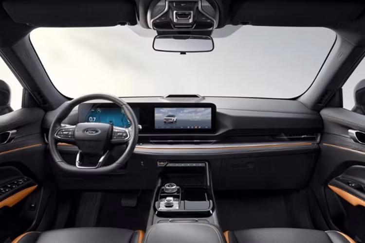 Xe vẫn duy trì phong cách thiết kế hiện đại với cụm màn hình kép 12,3 inch đặt nổi, nối liền nhau. Các trang bị tiện nghi có khả năng được giữ nguyên, do đây là bản nâng cấp giữa vòng đời chứ không phải thế hệ hoàn toàn mới.