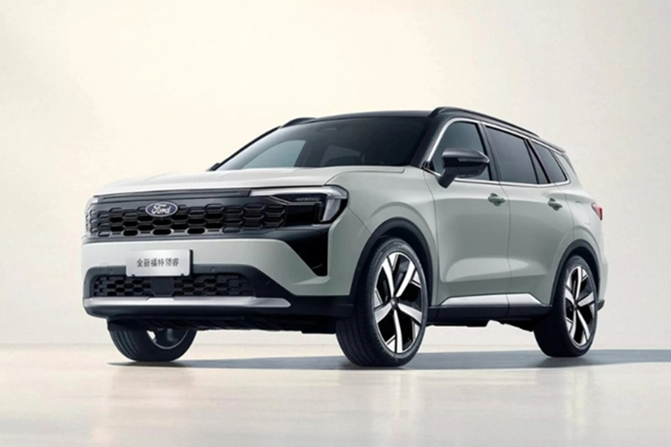 Chiếc Territory 2025 lộ diện tại Việt Nam có một vài điểm khác biệt so với xe đang bán tại thị trường Trung Quốc, nơi mẫu xe này có tên gọi Ford Equator Sport. Cụ thể, chi tiết ốp gương chiếu hậu và khu vực phía dưới đèn chiếu sáng được sơn cùng màu thân xe, thay vì sơn đen như bản quốc tế.