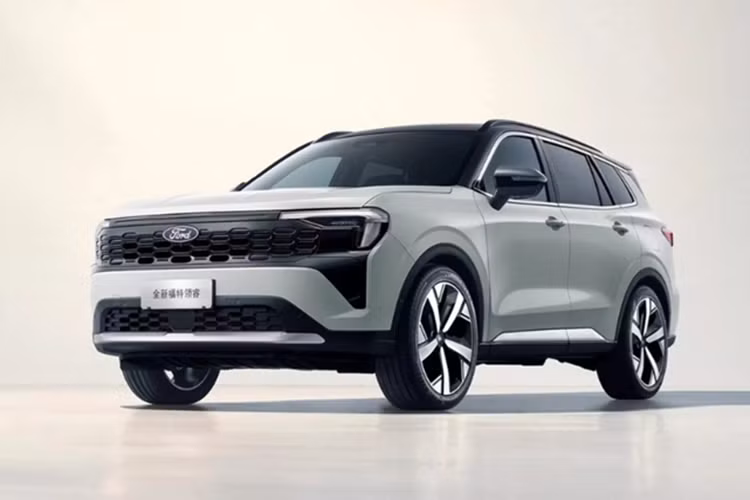 Chiếc Territory 2025 lộ diện tại Việt Nam có một vài điểm khác biệt so với xe đang bán tại thị trường Trung Quốc, nơi mẫu xe này có tên gọi Ford Equator Sport. Cụ thể, chi tiết ốp gương chiếu hậu và khu vực phía dưới đèn chiếu sáng được sơn cùng màu thân xe, thay vì sơn đen như bản quốc tế.