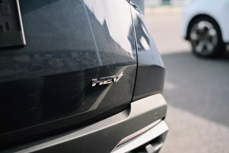 Nẹp màu đen mới nối liền với dải đèn LED định vị ban ngày cải tiến có thiết kế sắc sảo. Bên dưới vẫn là cụm đèn pha LED nằm dọc với kích thước lớn.