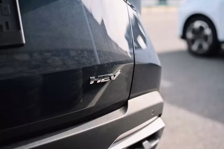 Nẹp màu đen mới nối liền với dải đèn LED định vị ban ngày cải tiến có thiết kế sắc sảo. Bên dưới vẫn là cụm đèn pha LED nằm dọc với kích thước lớn.