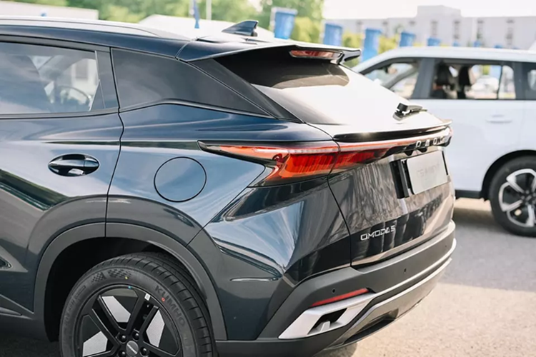 Trong khi đó, thiết kế của Omoda C5 HEV không có gì khác với bản máy xăng thông thường. Mẫu SUV này cũng được bổ sung thiết kế đầu xe mới với lưới tản nhiệt đi kèm mắt lưới hình quả trám sơn cùng màu thân xe. Nẹp mạ crôm trên lưới tản nhiệt đã biến mất, thay bằng ốp màu đen bóng mới, tích hợp dòng chữ "Omoda".