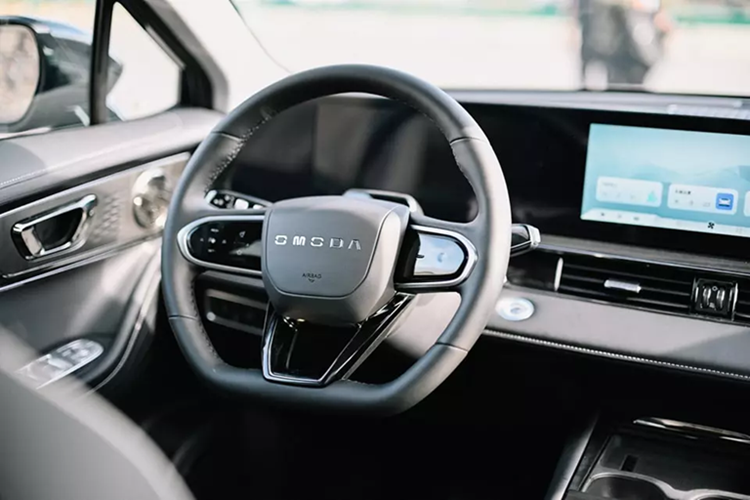 Hiện chưa có nhiều thông tin về trang bị tiện nghi và an toàn của Omoda C5 HEV. Trong khi đó, ở phiên bản máy xăng, xe sở hữu đèn pha LED, đèn sương mù trước, cần gạt mưa tự động, gương chiếu hậu chỉnh điện, cửa cốp chỉnh điện, hệ thống điều hòa tự động 2 vùng, làm mát ghế trước, sưởi ghế sau, cửa sổ trời, gương chiếu hậu chống chói tự động và hệ thống định vị.