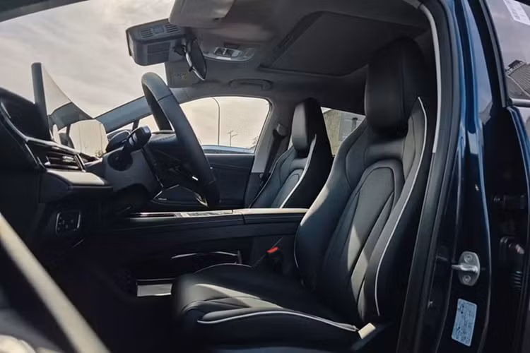 Giá xe Omoda C5 HEV 2025 vẫn chưa được công bố. Tại Việt Nam, bản cũ của mẫu SUV cỡ B này hiện đang được phân phối chính hãng với giá từ 539 - 669 triệu đồng.