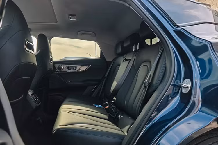 Trong triển lãm Ô tô Thượng Hải 2025 khai mạc vào tuần trước, hãng Chery đã vén màn phiên bản plug-in hybrid mới mang tên SHS của dòng xe C5.