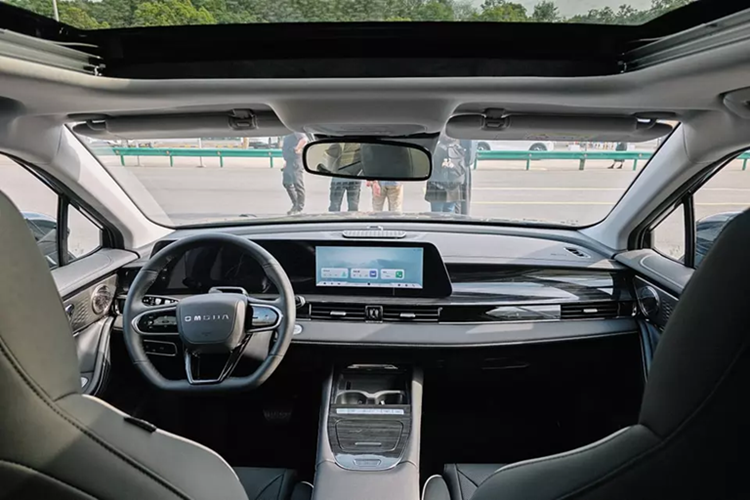 Thay đổi tiếp theo của Omoda C5 HEV là cản trước và vành la-zăng mới. Bộ vành có thiết kế khí động lực học và phối 2 màu thể thao. Đồng thời, vành la-zăng của Omoda C5 HEV cũng khác biệt so với phiên bản máy xăng. Ở khu vực phía sau, xe không thay đổi nhiều, trừ logo HEV mới trên cửa cốp.