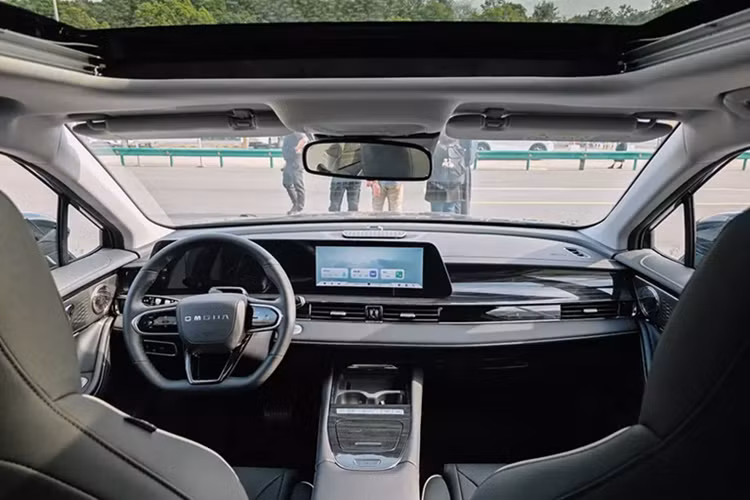 Thay đổi tiếp theo của Omoda C5 HEV là cản trước và vành la-zăng mới. Bộ vành có thiết kế khí động lực học và phối 2 màu thể thao. Đồng thời, vành la-zăng của Omoda C5 HEV cũng khác biệt so với phiên bản máy xăng. Ở khu vực phía sau, xe không thay đổi nhiều, trừ logo HEV mới trên cửa cốp.