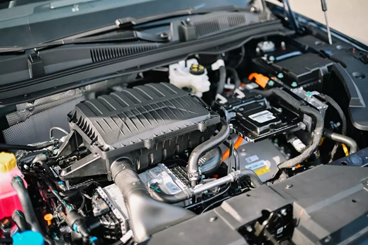 Mẫu xe SUV Omoda C5 HEV 2025 được phát triển dựa trên phiên bản nâng cấp giữa vòng đời của dòng SUV cỡ B này vốn đã trình làng vào năm 2024. Sự thay đổi đáng chú ý nhất của xe nằm ở hệ truyền động hybrid bên dưới nắp ca-pô.