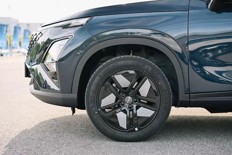 Theo đó, Omoda C5 HEV dùng động cơ xăng 4 xi-lanh, tăng áp, dung tích 1.5L, tạo ra công suất tối đa 141 mã lực và mô-men xoắn cực đại 215 Nm. Động cơ kết hợp với mô-tơ điện mạnh 201 mã lực và 310 Nm. Theo thương hiệu con của hãng xe Chery, mẫu SUV cỡ B này có thể chạy 930 km chỉ với 1 bình xăng.