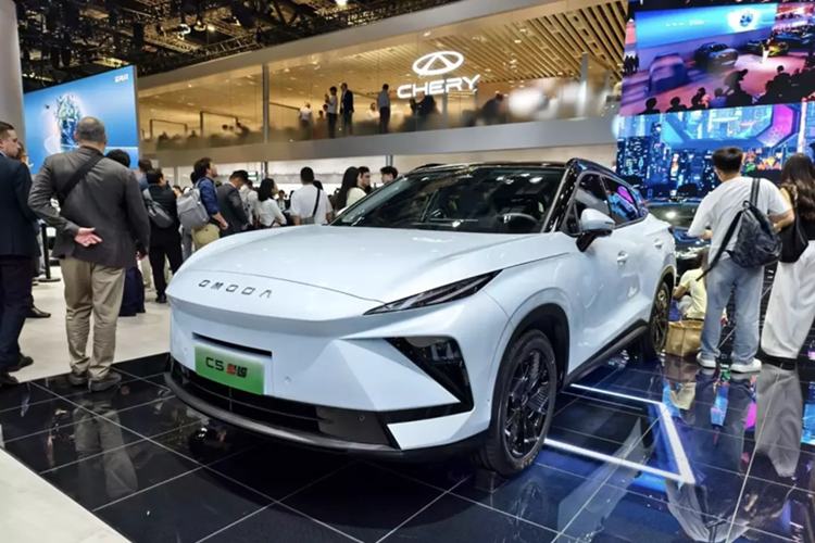 Tuy nhiên, hãng vẫn chưa tiết lộ thông tin cụ thể về phiên bản này. Chỉ biết rằng, Omoda C5 SHS sẽ không thay thế C5 HEV kể trên mà được định vị cao hơn.