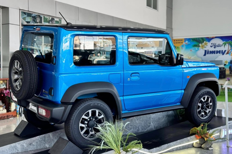 Chưa hết, khách mua Suzuki Jimny tại Việt Nam hiện tại vẫn đang được hỗ trợ 50% lệ phí trước bạ tương ứng với 40 triệu đồng, đồng thời "lì xì" tiền mặt 20 triệu đồng. Khi mới ra mắt Việt Nam vào năm 2024, Suzuki Jimny từng bị “bia kèm lạc” tới 50 triệu đồng tại nhiều đại lý.