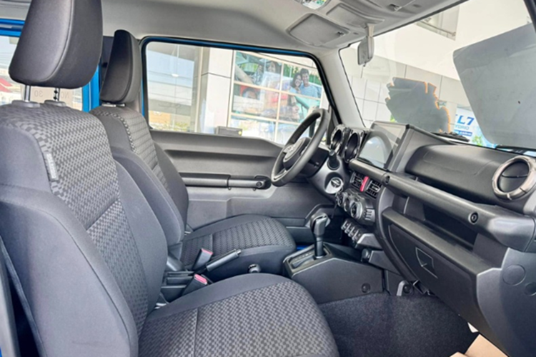 Ở một số thị trường nước ngoài, mẫu xe này còn có thêm phiên bản 5 cửa. Suzuki Jimny gây ấn tượng bởi thiết kế mang đậm phong cách retro hình hộp, gợi nhớ đến các mẫu xe Land Rover Defender hay Mercedes-Benz G-Class.