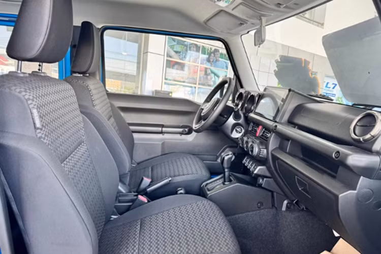 Ở một số thị trường nước ngoài, mẫu xe này còn có thêm phiên bản 5 cửa. Suzuki Jimny gây ấn tượng bởi thiết kế mang đậm phong cách retro hình hộp, gợi nhớ đến các mẫu xe Land Rover Defender hay Mercedes-Benz G-Class.