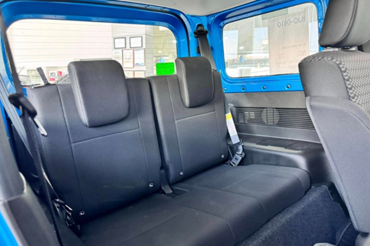 Là xe chuyên dành cho off-road nên khoang cabin của Suzuki Jimny được thiết kế khá đơn giản. Tuy nhiên, xe vẫn có đầy đủ các tiện ích như: vô lăng bọc da tích hợp phím chức năng, bảng đồng hồ analogue với màn hình đa thông tin ở giữa, màn hình cảm ứng trung tâm 7 inch có kết nối Apple CarPlay/Android Auto.