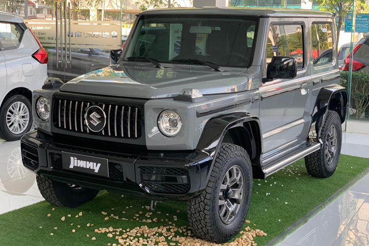 Về trang bị an toàn, Suzuki Jimny sẽ sở hữu hàng loạt tính năng hỗ trợ lái như: chống bó cứng phanh, cân bằng điện tử, hỗ trợ lên dốc, hỗ trợ xuống dốc và hệ thống 6 túi khí.