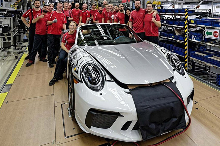 Đối với tất cả các mẫu 991, PDK được sản xuất bởi ZF Friedrichshafen . Chức năng tự động khởi động/dừng là tiêu chuẩn trên tất cả các biến thể của 911 Carrera. Porsche 911 thế hệ 991 (2011 – 2020) được xem là thế hệ Porsche 911 thành công nhất với 233.540 chiếc được sản xuất.