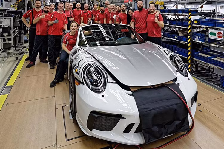 Đối với tất cả các mẫu 991, PDK được sản xuất bởi ZF Friedrichshafen . Chức năng tự động khởi động/dừng là tiêu chuẩn trên tất cả các biến thể của 911 Carrera. Porsche 911 thế hệ 991 (2011 – 2020) được xem là thế hệ Porsche 911 thành công nhất với 233.540 chiếc được sản xuất.