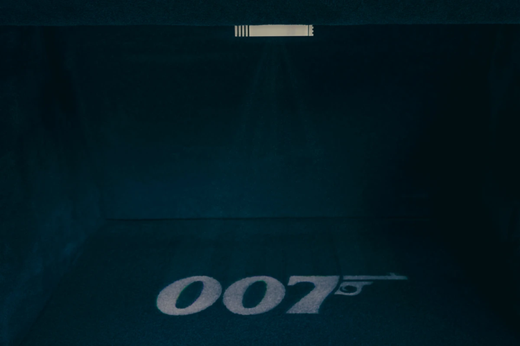 Bàn ăn Picnic tại hàng ghế sau được chạm trổ bản đồ hư cấu của kho vàng Fort Knox, nơi mà tên Auric Goldfinger đã tấn công trong chiến dịch "Grand Slam". Khi đối mặt với James Bond tại sân golf Stoke Park, Auric Goldfinger sử dụng một gậy putter bằng vàng, được tên vệ sĩ thân cận Oddjob cất giữ tại khoang hành lý.