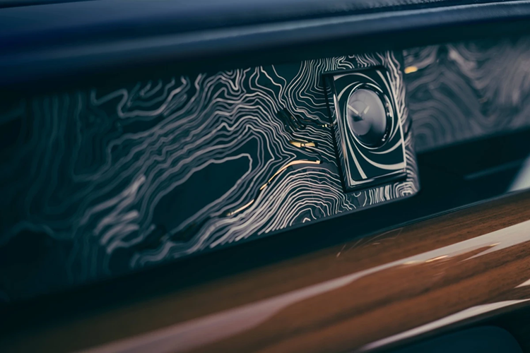 Chiếc đồng hồ analogue quen thuộc được trang trí với họa tiết "nòng súng", vốn luôn xuất hiện trong mỗi intro của từng bộ phim James Bond kể từ Dr. No (1962).