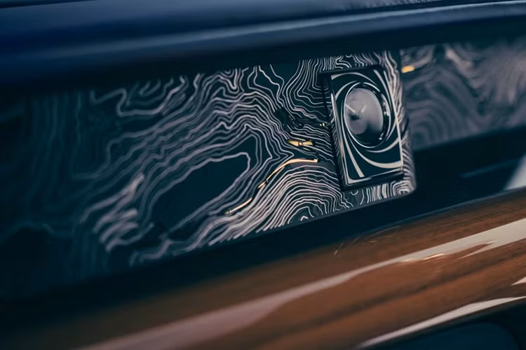 Chiếc đồng hồ analogue quen thuộc được trang trí với họa tiết "nòng súng", vốn luôn xuất hiện trong mỗi intro của từng bộ phim James Bond kể từ Dr. No (1962).