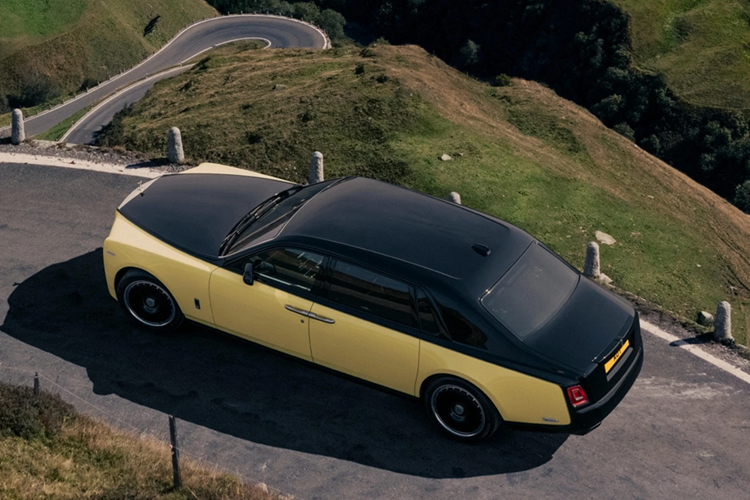 Đặc biệt hơn, chủ nhân của chiếc xe này cũng đã mua lại biển số "AU 1", giống hệt với chiếc Phantom III Sedanca de Ville trong bộ phim. Biển số này từng được rao bán vào năm ngoái với số tiền hơn 375.000 USD.