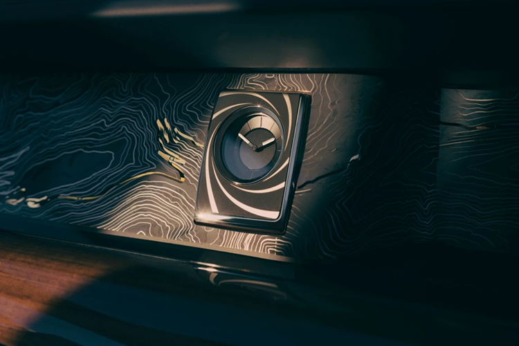 Hộc găng tay mạ vàng là nơi khắc câu thoại của Goldfinger: "This is Gold, Mr. Bond. All my life, I have been in love with its colour, its brilliance, its divine heaviness." (Đây là vàng, ông Bond. Cả đời tôi đã yêu màu sắc, sự rực rỡ và sức nặng thiêng liêng của nó).