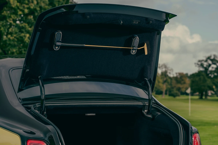 Chiếc dù được ẩn bên trong cửa sau của chiếc Phantom cũng được thiết kế với màu sắc tương đồng mà tên Oddjob sử dụng với 4 màu đỏ, vàng, xanh dương và xanh lá. Không có thay đổi về mặt hiệu suất. Rolls-Royce Phantom VIII Series II được trang bị động cơ V12 twin-turbo 6.75L, công suất 571 mã lực và mô-men xoắn 900 Nm.