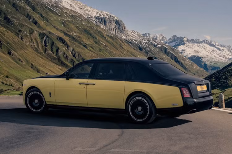 Ngoại thất của xe siêu sang Rolls-Royce Phantom Goldfinger sở hữu phối màu tương phản vàng/đen tương tự chiếc Phantom III Sedanca de Ville trong bộ phim cùng tên.