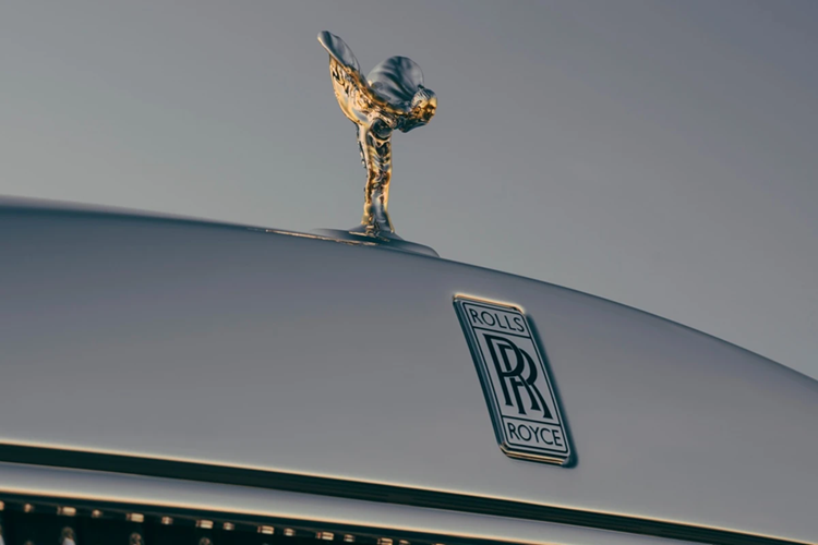 Tương tự ngoại thất, nội thất của Rolls-Royce Phantom Goldfinger cũng mang nhiều chi tiết ẩn ý liên kết đến bộ phim, vốn được chế tác từ vàng 18 carat và 24 carat. Nội thất trên xe được bọc da màu xanh Navy và ốp gỗ Óc Chó Royal Walnut tương tự chiếc Phantom đời 1937.