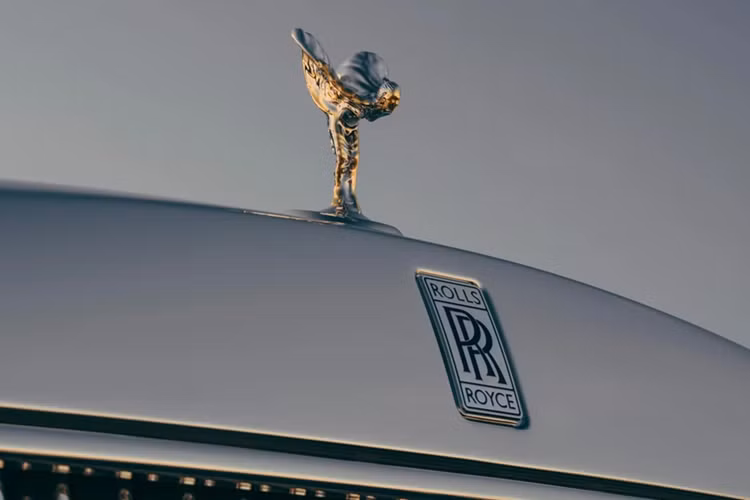Tương tự ngoại thất, nội thất của Rolls-Royce Phantom Goldfinger cũng mang nhiều chi tiết ẩn ý liên kết đến bộ phim, vốn được chế tác từ vàng 18 carat và 24 carat. Nội thất trên xe được bọc da màu xanh Navy và ốp gỗ Óc Chó Royal Walnut tương tự chiếc Phantom đời 1937.