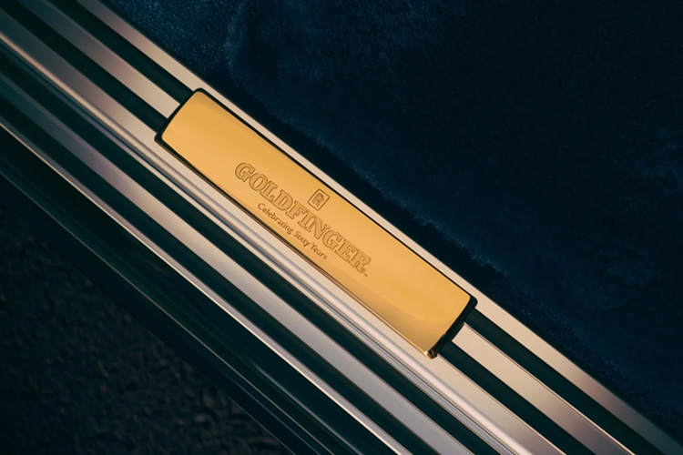 Trần sao Starlight mô phỏng chính xác bầu trời đêm của đèo Furka vào ngày 11/7/1964, ngày cuối cùng đoàn phim ghi hình tại Thụy Sĩ, bao gồm 719 ngôi sao và 8 ngôi sao chổi được chế tác thủ công tỉ mỉ.