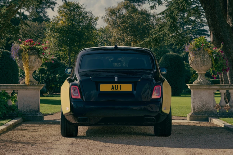 So với chiếc Aston Martin DB12 Goldfinger Edition được sản xuất giới hạn 60 chiếc, siêu phẩm Rolls-Royce Phantom Goldfinger chỉ được chế tạo 1 chiếc duy nhất với mức giá không được tiết lộ.