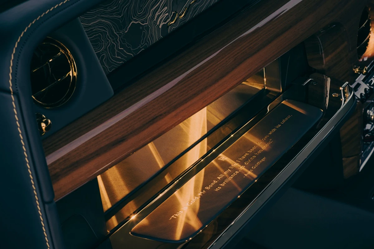 Đặc biệt, "ngăn bí mật" chứa vàng của chiếc xe là nơi đặt mô hình Speedform của chiếc Rolls-Royce Phantom VIII, vốn được làm từ vàng khối 18 carat. Lưới hệ thống âm thanh, cửa gió điều hòa, các phím chức năng, tấm thẻ khắc số VIN đuôi 007, logo bệ bước với dạng thỏi vàng... đều được mạ vàng sắc sảo.