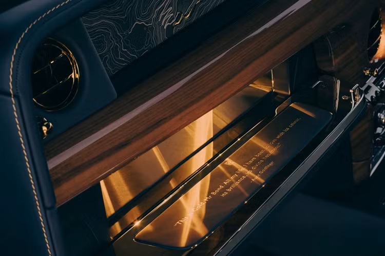 Đặc biệt, "ngăn bí mật" chứa vàng của chiếc xe là nơi đặt mô hình Speedform của chiếc Rolls-Royce Phantom VIII, vốn được làm từ vàng khối 18 carat. Lưới hệ thống âm thanh, cửa gió điều hòa, các phím chức năng, tấm thẻ khắc số VIN đuôi 007, logo bệ bước với dạng thỏi vàng... đều được mạ vàng sắc sảo.