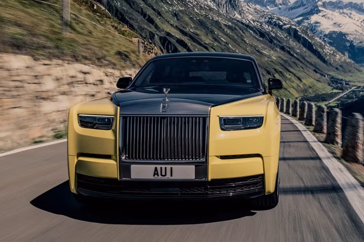 Chi tiết này cũng được Rolls-Royce tái hiện khi trang bị thêm chiếc gậy putter có khắc huy hiệu monogram "AG", tương tự như chiếc nhẫn mà tên tội phạm này sử dụng. Mô phỏng theo thiết bị theo dõi mà James Bond cài lén ở khoang hành lý, hãng xe cũng bổ sung đèn chiếu logo 007 ở không gian này.