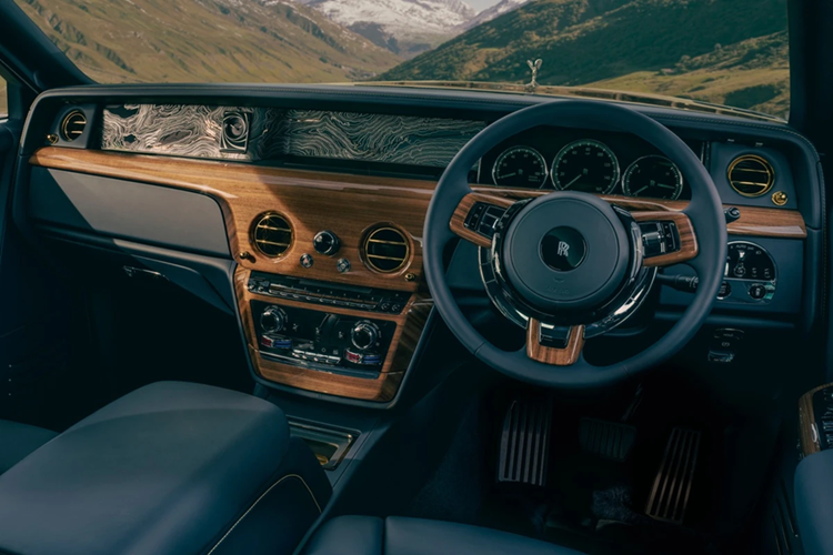 Hàng ghế sau sở hữu cấu hình Serenity với các đường may tương phản và logo màu vàng. Các nghệ nhân Bespoke đã tái hiện lại địa hình vùng đồi núi Furka của Thụy Sĩ dưới dạng 3 chiều trên bảng taplo trang trí Gallery, vốn là nơi James Bond theo dấu tên tội phạm.