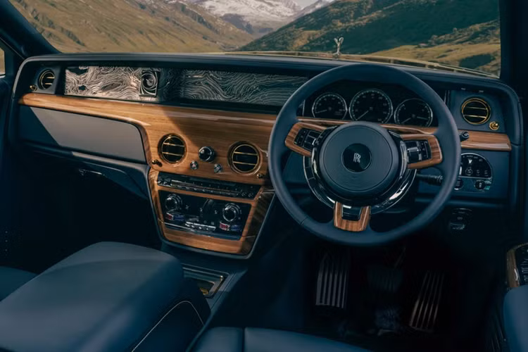 Hàng ghế sau sở hữu cấu hình Serenity với các đường may tương phản và logo màu vàng. Các nghệ nhân Bespoke đã tái hiện lại địa hình vùng đồi núi Furka của Thụy Sĩ dưới dạng 3 chiều trên bảng taplo trang trí Gallery, vốn là nơi James Bond theo dấu tên tội phạm.