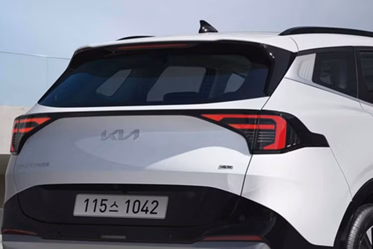 Bản nâng cấp giữa vòng đời của xe vẫn chưa có mặt và khả năng bản trục ngắn được đưa về nước là rất thấp do định hướng sản phẩm khác biệt so với các thị trường như châu Âu. Bản nâng cấp của Kia Sportage ghi điểm mạnh ở thiết kế ngoại thất, nổi bật với cụm đèn chiếu sáng mang tên Starmap, lấy cảm hứng từ ngôn ngữ thiết kế của dòng xe điện Kia EV9.