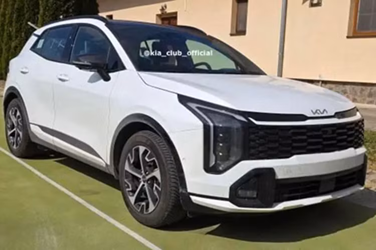 Giao diện điều khiển tích hợp liền mạch giữa hệ thống định vị, giải trí và cài đặt xe nhằm tăng trải nghiệm người dùng. Về vận hành, Sportage mới chuyển sang sử dụng hộp số tự động 8 cấp, thay thế cho loại ly hợp kép 7 cấp cũ.