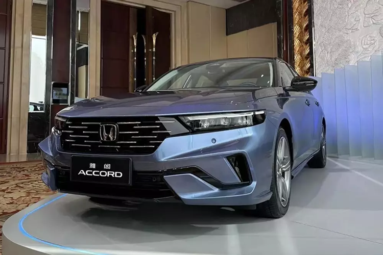 Đúng như dự đoán, Honda Accord máy xăng mới bê nguyên không gian nội thất từ phiên bản e:PHEV sang. Tại đây, xe được trang bị vô lăng 3 chấu, tích hợp phím chức năng/lẫy chuyển số thể thao, bảng đồng hồ kỹ thuật số 10,2 inch, màn hình cảm ứng trung tâm 12,3 inch, hỗ trợ Apple CarPlay/Android Auto và cập nhật phần mềm qua WiFi.