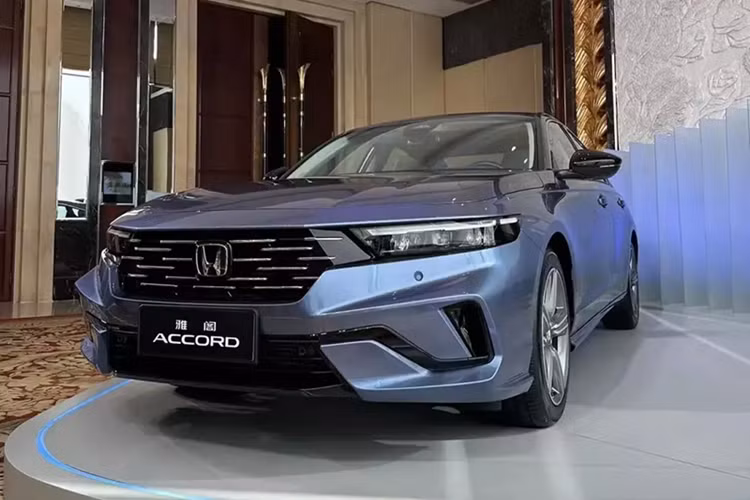 Đúng như dự đoán, Honda Accord máy xăng mới bê nguyên không gian nội thất từ phiên bản e:PHEV sang. Tại đây, xe được trang bị vô lăng 3 chấu, tích hợp phím chức năng/lẫy chuyển số thể thao, bảng đồng hồ kỹ thuật số 10,2 inch, màn hình cảm ứng trung tâm 12,3 inch, hỗ trợ Apple CarPlay/Android Auto và cập nhật phần mềm qua WiFi.