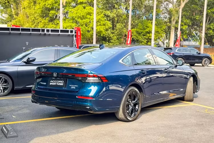 Hiện giá xe Honda Accord 2025 phiên bản máy xăng tại thị trường Trung Quốc vẫn chưa được công bố. Tuy nhiên, xe dự kiến sẽ rẻ hơn phiên bản e:PHEV vốn có giá từ 179.800 - 258.800 Nhân dân tệ (khoảng 629 - 906 triệu đồng).