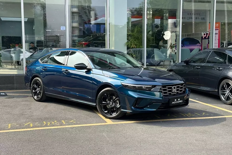 Màn hình hiển thị thông tin kính lái HUD, hệ thống âm thanh Bose 12 loa, điều hòa tự động, gương chiếu hậu kỹ thuật số, hệ thống kết nối Honda Connect 4.0, công nghệ nhận diện khuôn mặt, sạc điện thoại không dây, cổng USB Type C và cửa sổ trời toàn cảnh cũng được trang bị cho mẫu xe này.