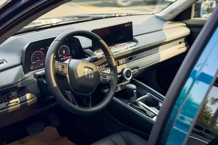 Nằm bên dưới nắp ca-pô của Honda Accord máy xăng tại thị trường Trung Quốc là động cơ 4 xi-lanh, tăng áp, dung tích 1.5L như thế hệ cũ. Động cơ này tạo ra công suất tối đa 189 mã lực và mô-men xoắn cực đại 260 Nm, kết hợp với hộp số biến thiên vô cấp CVT nâng cấp.