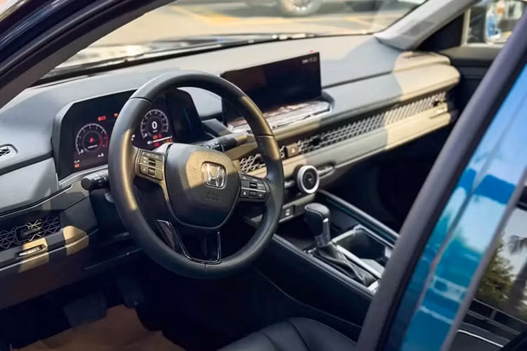 Nằm bên dưới nắp ca-pô của Honda Accord máy xăng tại thị trường Trung Quốc là động cơ 4 xi-lanh, tăng áp, dung tích 1.5L như thế hệ cũ. Động cơ này tạo ra công suất tối đa 189 mã lực và mô-men xoắn cực đại 260 Nm, kết hợp với hộp số biến thiên vô cấp CVT nâng cấp.