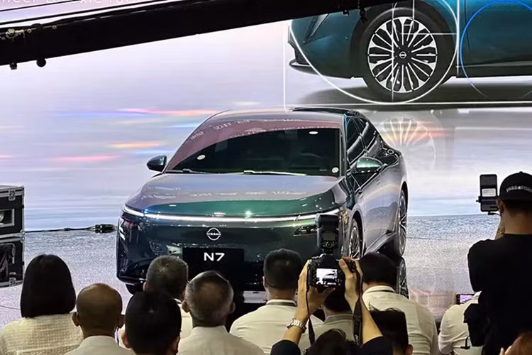 Với màn hình thông tin giải trí cỡ lớn, Nissan N7 không có nhiều nút bấm vật lý, ngoại trừ hai nút trên vô-lăng. Hệ thống ghế hứa hẹn sẽ giúp người lái và hành khách cảm thấy dễ chịu.